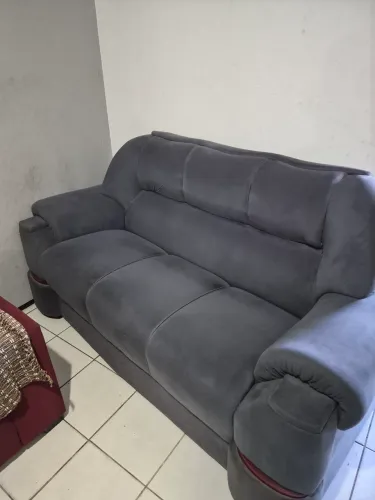 Sofá que acompanha duas poltronas 