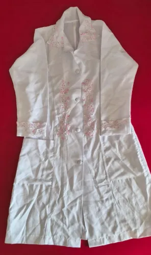 Jaleco Branco com Bordado Rosa