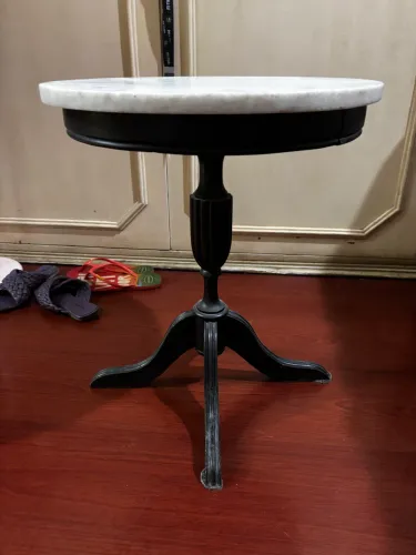 Mesa de Apoio Redonda com Tampo de Mármore e Pé Tripé ?