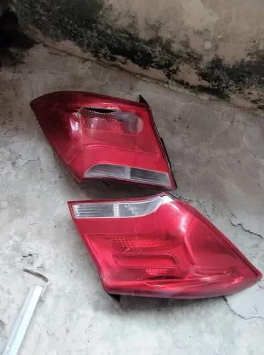 Farol traseiro / vermelho  e tampa de mala prisma 2016,2017,2018