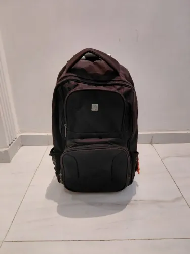 Mochila preta com rodinhas
