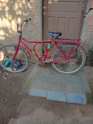 Vendo essa bicicleta Monark. Valor 200 reais . Os peneus não estão furado. Só estão muchos