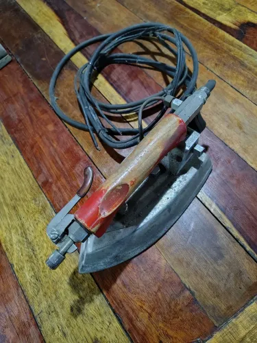 Ferro de passar antigo *antiguidade*