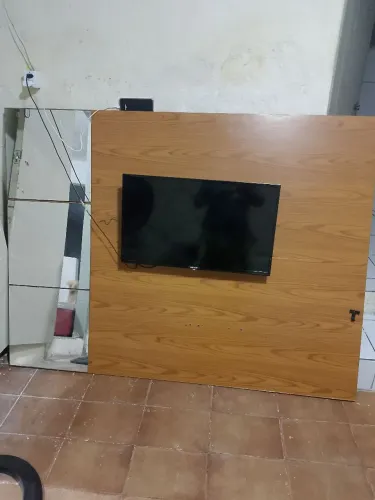Painel grande seminovo com prateleiras de vidro e espelho madeiramento rústica 