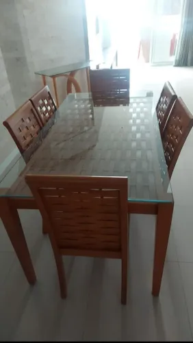 Mesa de madeira com 6 cadeiras