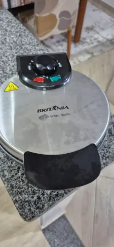 Máquina de Waffle Britânia Golden Waffle Antiaderente