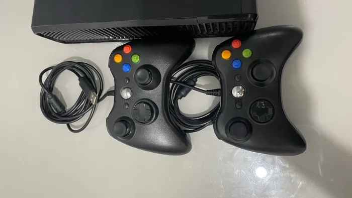 Xbox 360 Slim Desbloqueado + 2 Controles com fio + Fonte e Cabos