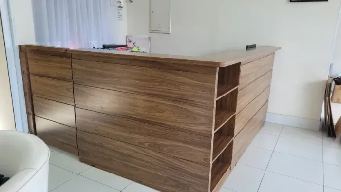 Balcão para lojas em L com prateleiras e gavetas