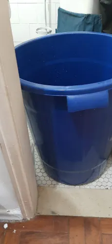 Lixeira 96 litros azul com tampa