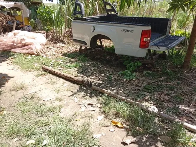 Carroceria de S10 2019, cabine simples, com santo antonio e faróis, e parafusos.