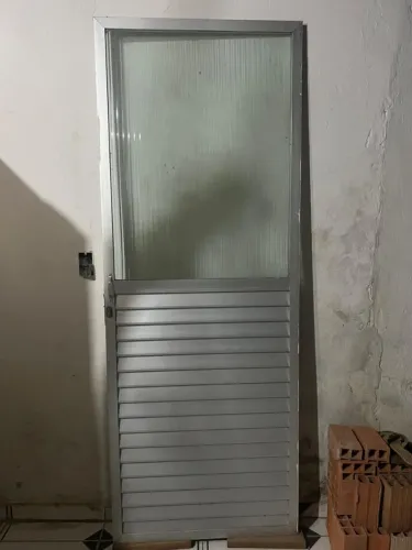 PORTA EM ALUMÍNIO