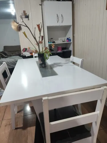 Mesa de jantar com 4 cadeiras