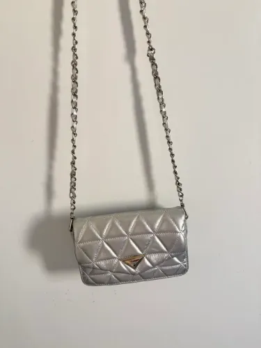 Bolsa Schutz couro metalizada