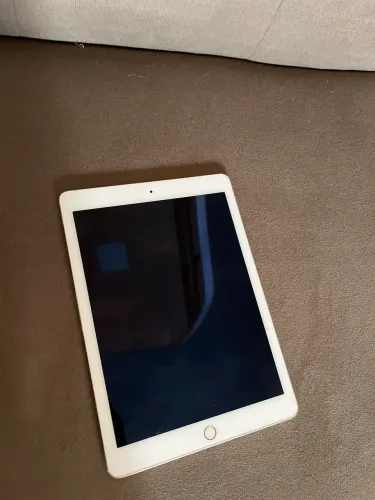 Vendo IPad Air 2 branco com fundo dourado