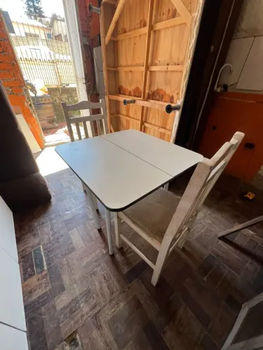 Vendo mesa sobral com 2 cadeiras
