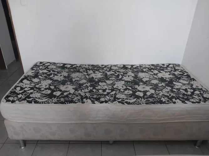Cama solteirão em bom estado