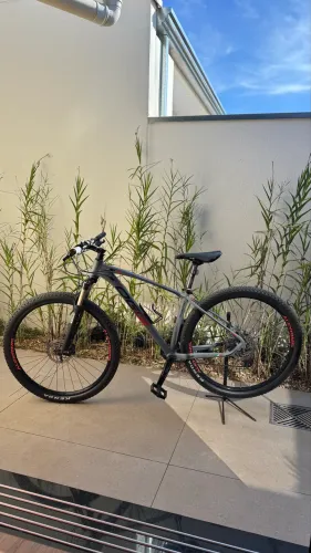 BICICLETA OGGI QUADRO 17 DEORE 11V GRAFITE/VERMELHA/PRETA 2022