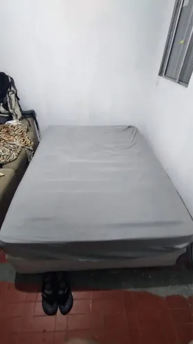 Cama box, com colchão confortável.