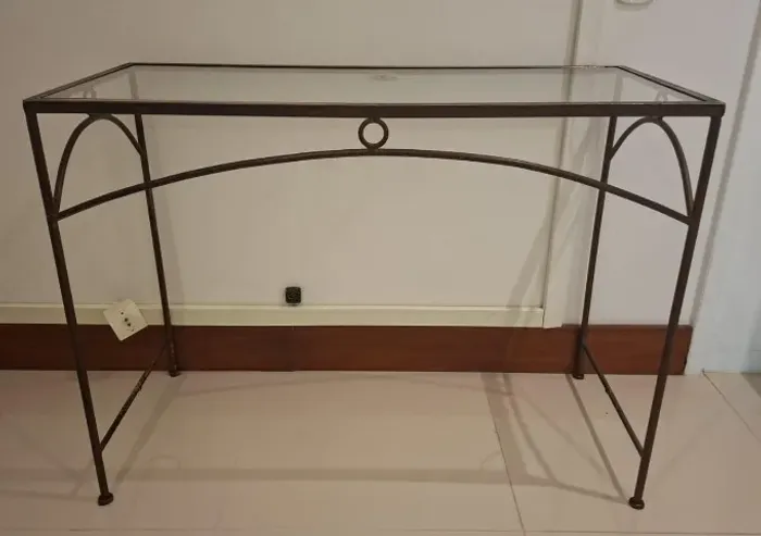 MESA/APARADOR DE FERRO COM TAMPO DE VIDRO EM ÓTIMO ESTADO