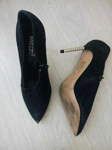 Bota preta salto fino dourado