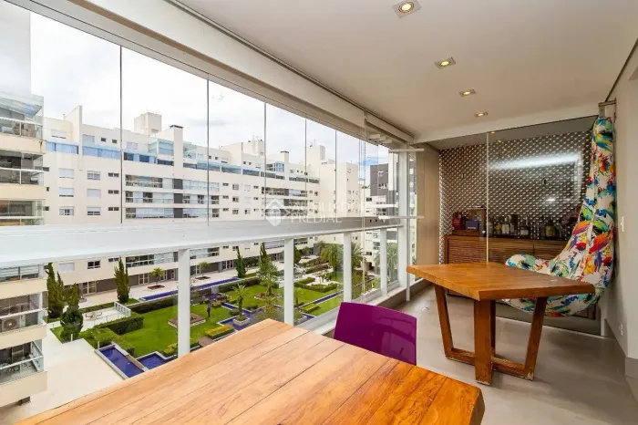 Apartamento Condomínio Clube no Água Verde, 193 metros privativos, 3 suítes e 3 vagas.