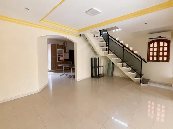 Vendo casa em vila fechada| Campina| Belém| Ao lado da OAB| 03 Suítes| 06 vagas|