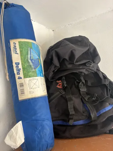 Barraca e mochila grande de trilha