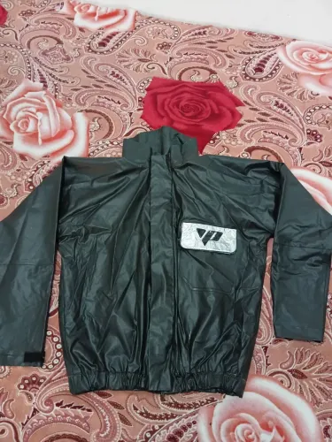 Vendo capa de chuva pantaneira e luvas x11 black-out. 