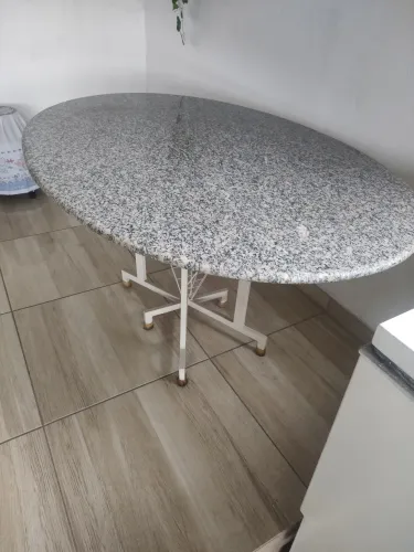 Vendo mesa de granito, com base de ferro, sem cadeiras