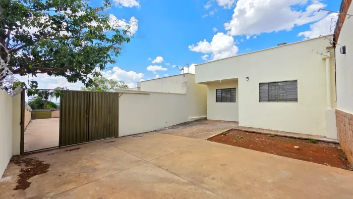 Casa de 2 quartos, disponível para locação no Jardim Petrópolis, Goiânia-GO