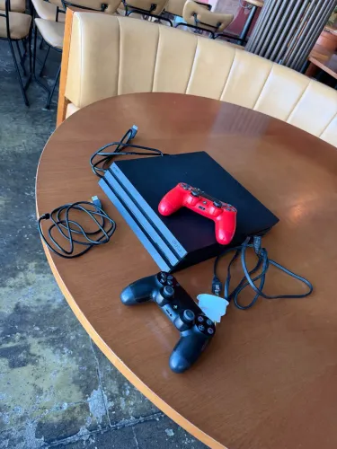 PlayStation 4 pro com 2 controles e cabos