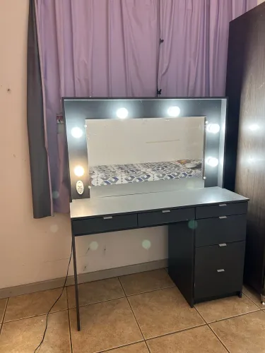 Penteadeira com camarim com seis lâmpadas- todas incluídas na venda. Em ótimo estado!  