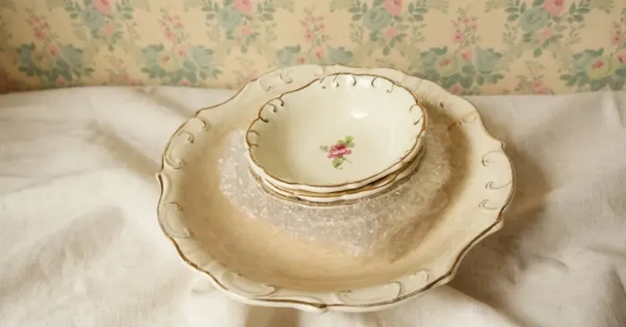 Travessa + Tigelinhas Porcelana Real - Anos 50 - Rococó com Filete dourado