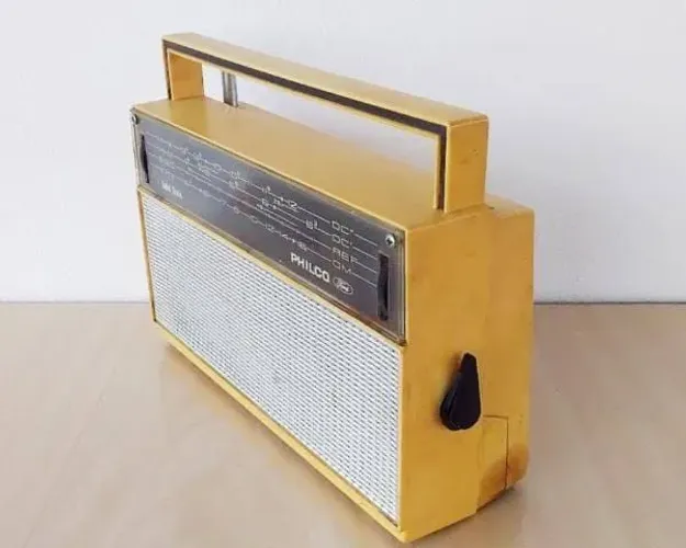 Rádio portátil Philco Ford antigo pra tira peças ou pra coleção 