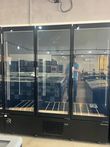 Cervejeira expositora 5 portas linha Premium Refrimate nova 1860 litros