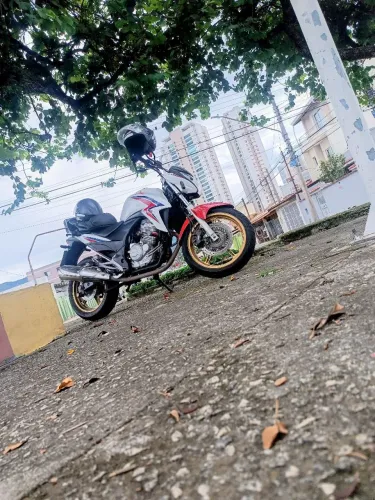 CB 300r Capitão América R$15.500,00
