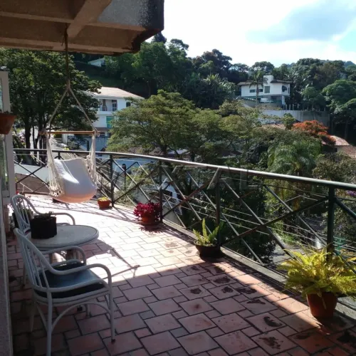 Casa em Condomínio Fechado com 4 dormitórios, sendo 3 suítes, 3 salas, , copa , cozinha e