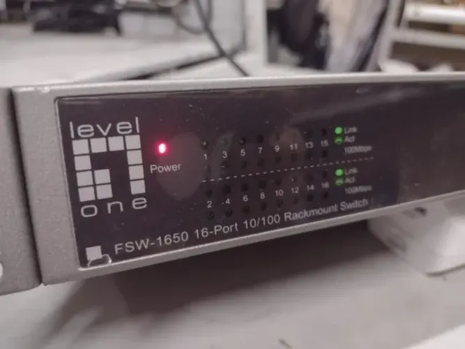 switch FSW-165 16 portas 10/100mbps no estado LEVELONE