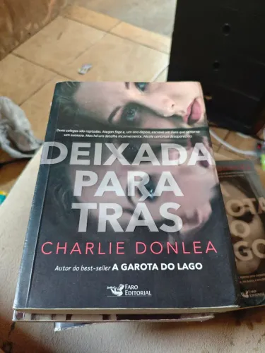 Livro Deixada para trás - Charlie Donlea