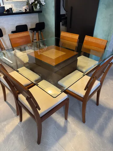 Conjunto de mesa de vidro e cadeiras em madeira
