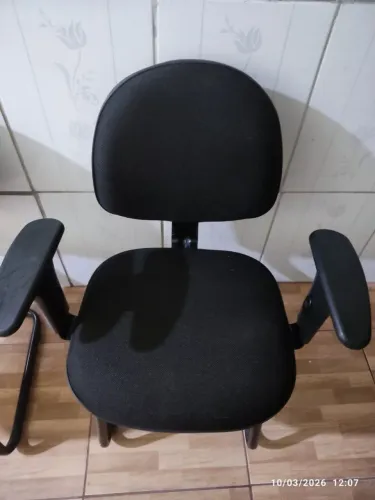 Cadeira Executiva com braço regulável