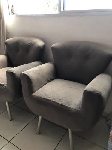 Duas poltronas cinzas, altamente confortáveis.