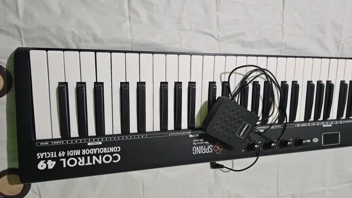 Vendo teclado controlador MIDI - SPRING 49