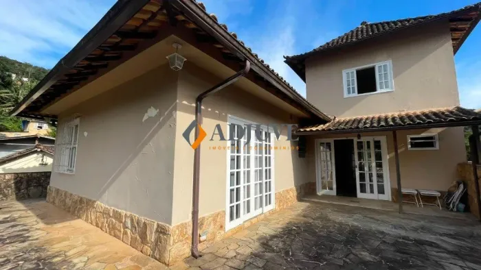 Casa com 2 quartos e vaga de garagem