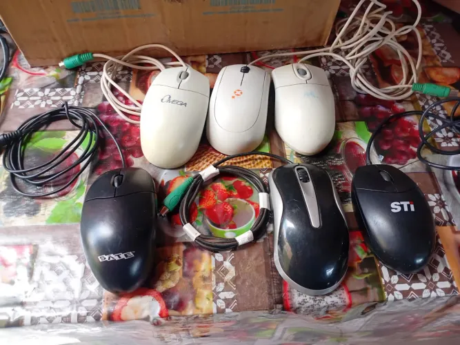 Lote 6 mouses PS2 (3 brancos e 3 pretos)