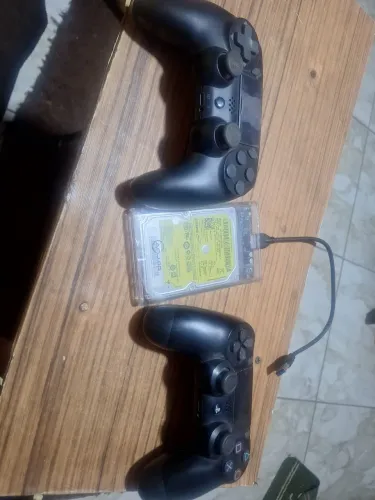 Vendo HD Externo de 1 TB + 2 Controles de PS4