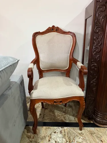 Cadeira estofada madeira com braço jantar