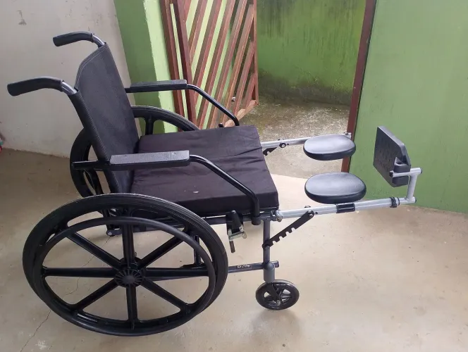 Vendo cadeira de rodas semi nova, baixou o preço