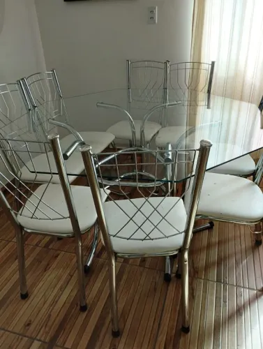 Mesa oitavada tampo de vidro e pés cromados com 8 cadeiras cromadas