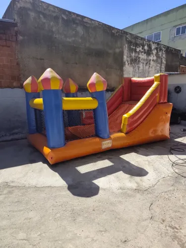 Tobogã com piscina de bolinhas